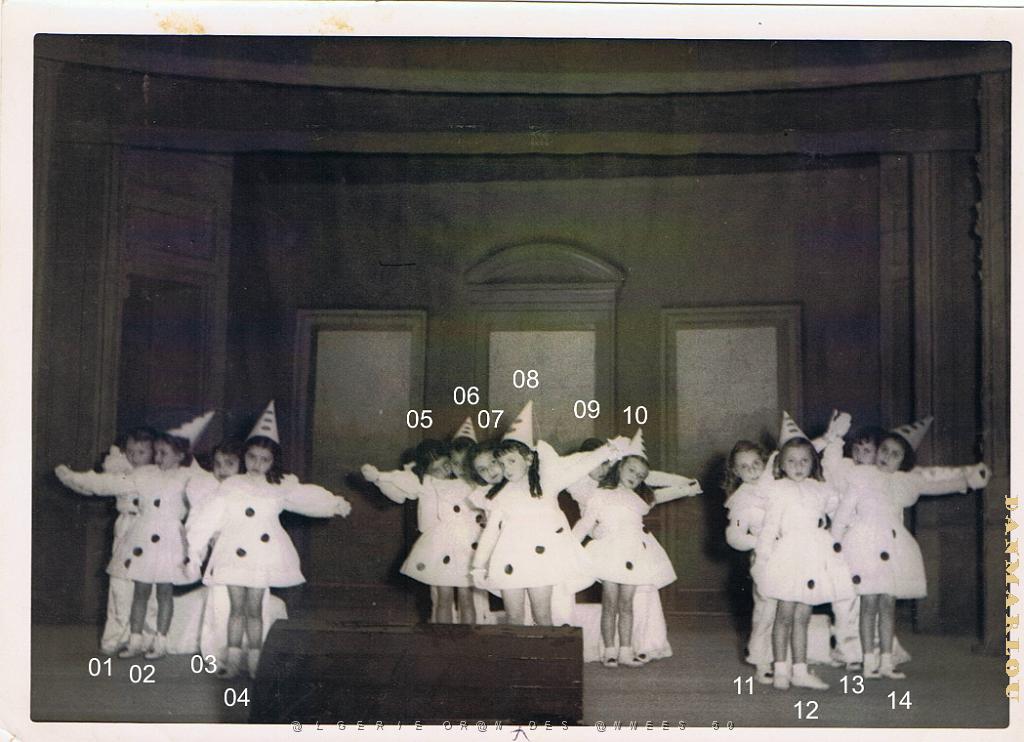 PATRONAGE ORAN DES SOEURS TRINITAIRES DE SAINT LOUIS 19XX SCENE LES PIERROTS  002.jpg